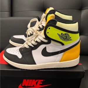 Make a deal. Air Jordan 1 Retro High OG 'Volt Gold